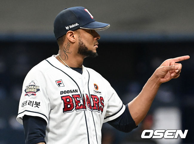 17일 오후 서울 고척스카이돔에서 두산 베어스와 KT 위즈의 2021시즌 KBO리그 한국시리즈 3차전이 열렸다.3회초 2사 1루에서 두산 미란다가 KT 황재균을 외야플라이로 처리하고 박세혁을 향해 손짓하고 있다. 2021.11.17 /sunday@osen.co.kr