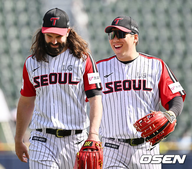 4회초를 마친 후 LG 선발 켈리와 김현수가 즐겁게 웃고 있다. 2022.04.10 /rumi@osen.co.kr