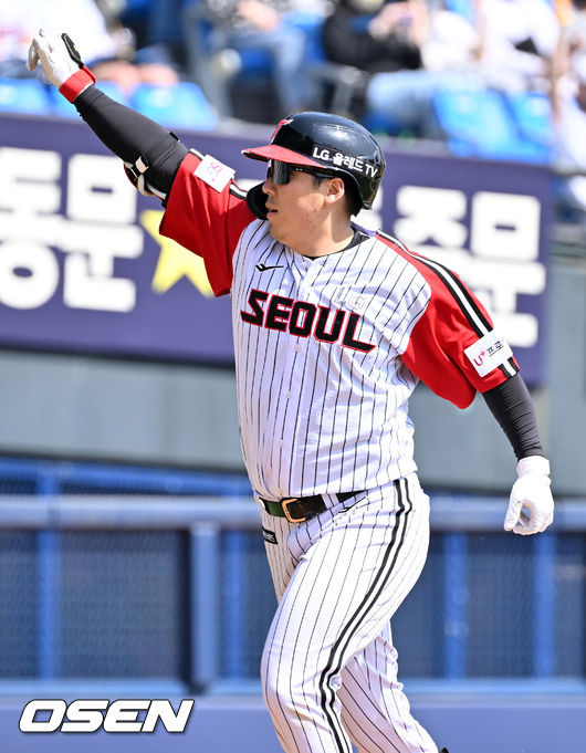 1회말 2사 LG 김현수가 우월 선취 솔로홈런을 날린 후 그라운드를 돌고 있다. 2022.04.10 /rumi@osen.co.kr