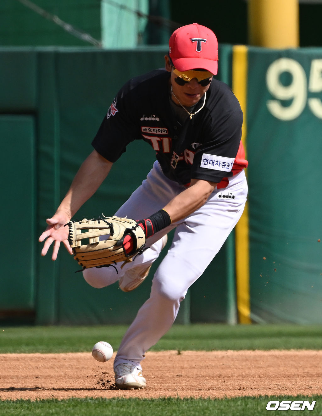 4회말 무사 1루 SSG 김강민의 땅볼에 KIA 유격수 박찬호가 포구 실책을 범하고 있다. 2022.04.10 /cej@osen.co.kr 