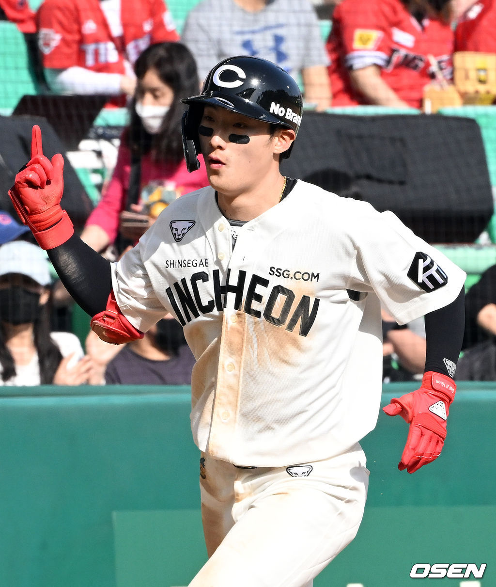 10일 오후 인천 SSG랜더스필드에서 2022 신한은행 SOL KBO리그 SSG 랜더스와 KIA 타이거즈의 경기가 진행됐다.6회말 1사 SSG 최지훈이 우월 솔로 홈런을 날린 뒤 베이스를 돌고 있다. 2022.04.10 /cej@osen.co.kr