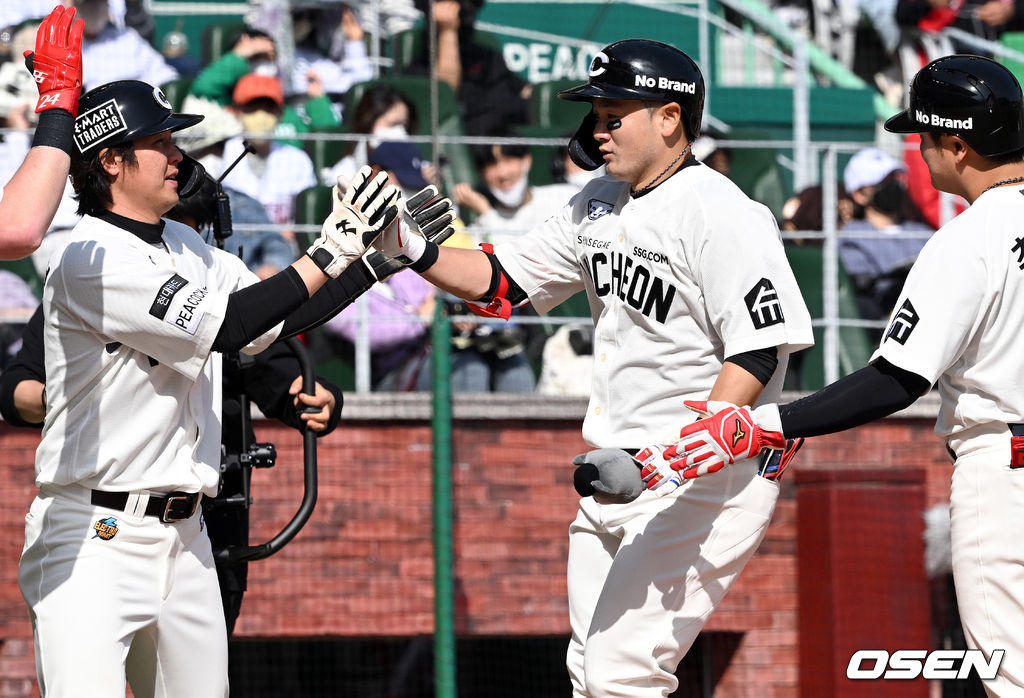 10일 오후 인천 SSG랜더스필드에서 2022 신한은행 SOL KBO리그 SSG 랜더스와 KIA 타이거즈의 경기가 진행됐다.4회말 2사 2,3루 SSG 최주환이 우월 스리런 홈런을 날린 뒤 홈에서 환영을 받고 있다. 2022.04.10 /cej@osen.co.kr