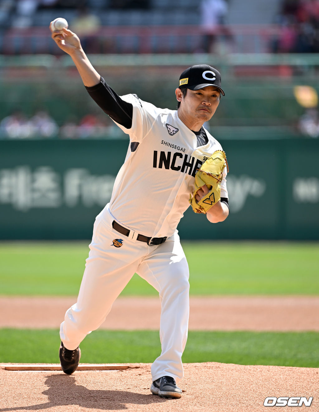 1회초 SSG 선발 노경은이 힘차게 공을 던지고 있다. 2022.04.10 /cej@osen.co.kr