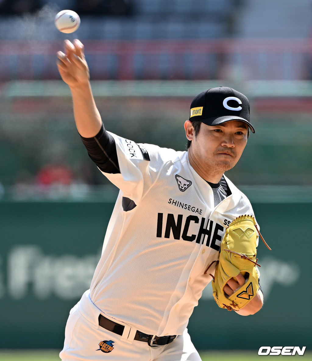 10일 오후 인천 SSG랜더스필드에서 2022 신한은행 SOL KBO리그 SSG 랜더스와 KIA 타이거즈의 경기가 진행됐다.1회초 SSG 선발 노경은이 힘차게 공을 던지고 있다. 2022.04.10 /cej@osen.co.kr