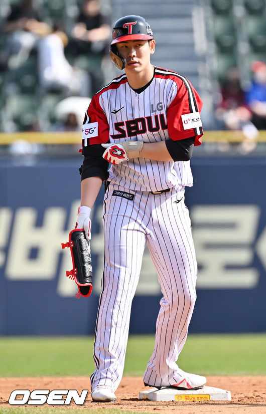 10일 오후 서울 잠실야구장에서 ‘2022 신한은행 SOL KBO리그’ LG 트윈스와 NC 다이노스의 경기가 열렸다.5회말 LG 선두타자로 나온 홍창기가 좌익수 왼쪽 2루타를 날린 후 2루에서 보호 장비를 빼고 있다. 2022.04.10 /rumi@osen.co.kr