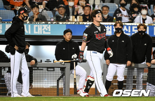 4회초 1사 2,3루에서 KT 박병호가 한화 김민우의 헤드샷에 감정을 추스르고 있다. 김민우는 헤드샷 퇴장. 박병호는 상태를 체크하기 위해 교체. 2022.04.08 /jpnews@osen.co.kr