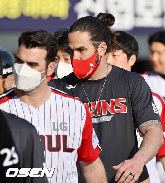 경기를 마치고 LG 켈리가 승리의 하이파이브를 하고 있다. 2022.04.10 /rumi@osen.co.kr