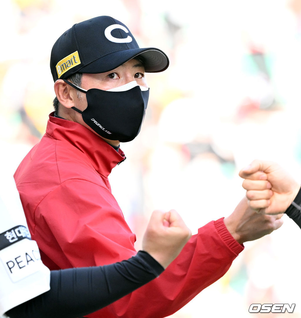 SSG 랜더스가 개막 8연승을 질주했다.SSG는 10일 인천 SSG랜더스필드에서 열린 ‘2022 신한은행 SOL KBO리그’ KIA 타이거즈와의 경기에서 11-2 완승을 거뒀다. 개막 8연승을 달성한 SSG는 2003년 KIA와 더불어 역대 개막 연승 공동 2위에 올랐다. 역대 최고 기록은 2003년 삼성이 기록한 개막 10연승이다.경기 종료 후 SSG 김원형 감독이 승리를 기뻐하고 있다. 2022.04.10 /cej@osen.co.kr