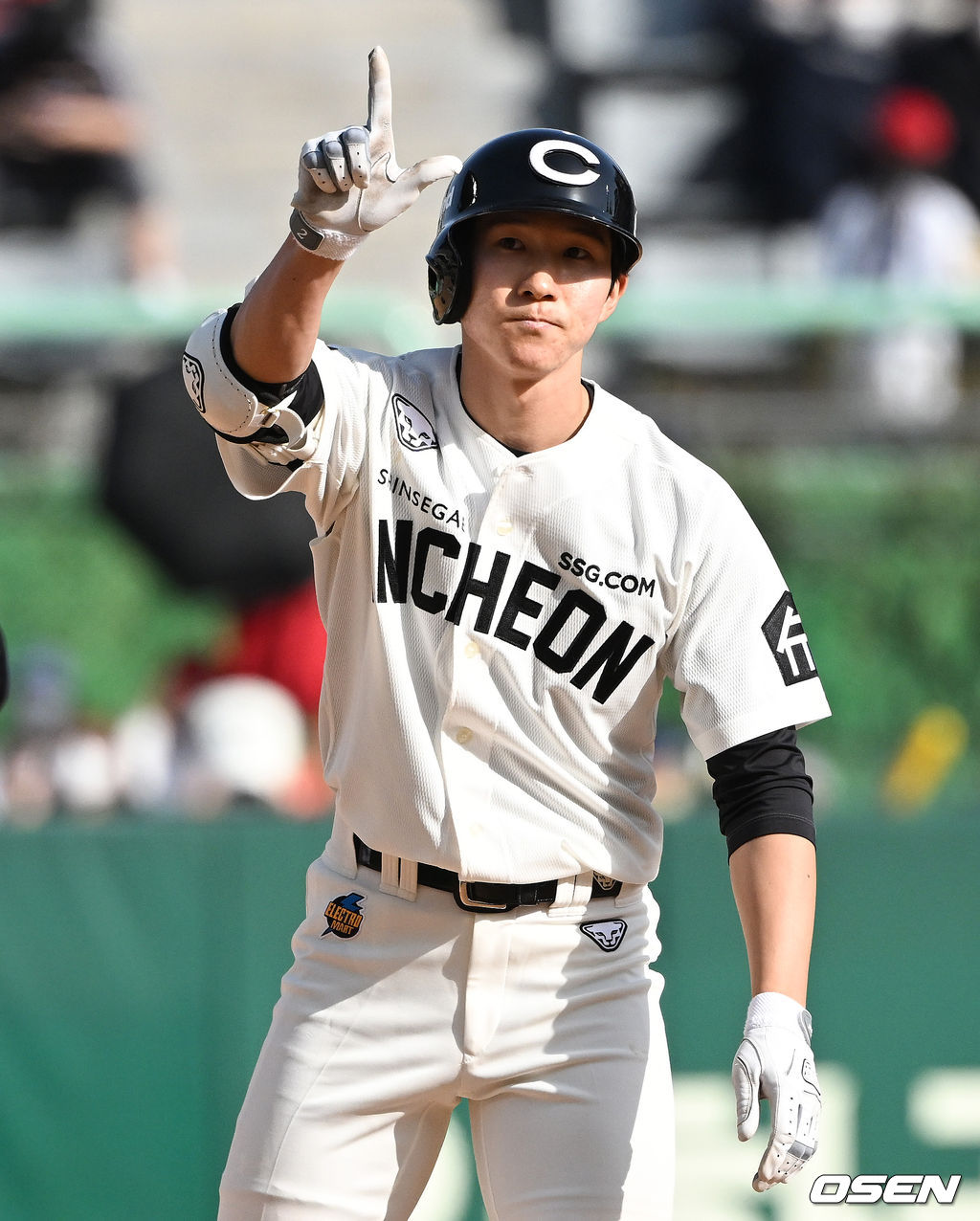 10일 오후 인천 SSG랜더스필드에서 2022 신한은행 SOL KBO리그 SSG 랜더스와 KIA 타이거즈의 경기가 진행됐다.7회말 2사 SSG 박성한이 우익선상으로 향하는 2루타를 날린 뒤 세리머니를 하고 있다. 2022.04.10 /cej@osen.co.kr