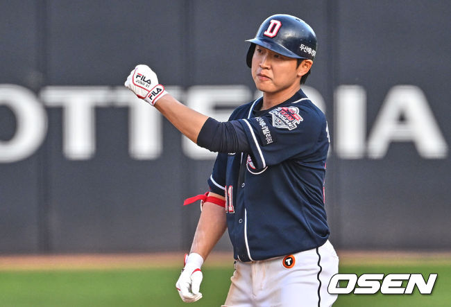 두산 베어스 정수빈이 연장 11회초 1사 2루 역전 1타점 적시타를 치고 2루에서 주먹을 불끈 쥐고 있다. 2022.04.10 / foto0307@osen.co.kr