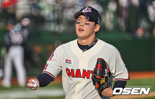 롯데 자이언츠 최준용이 9회초 동점을 허용하고 이닝 교체때 아쉬운 듯 허공을 바라보고 있다. 2022.04.10 / foto0307@osen.co.kr