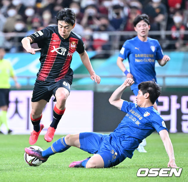 전반 서울 한승규가 돌파를 시도할때 수원 장호익에게 태클을 당하고 있다. 2022.04.10 /rumi@osen.co.kr
