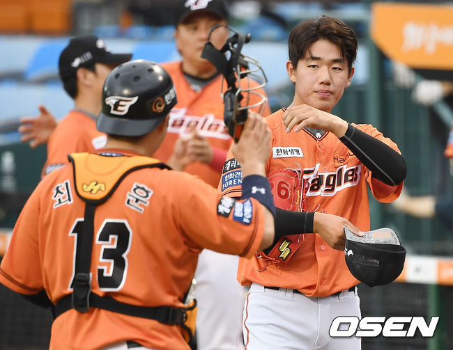 1군 데뷔전에서 1회를 마친 한화 투수 한승주가 포수 최재훈과 이야기를 나누고 있다. 2020.06.13 /OSEN DB