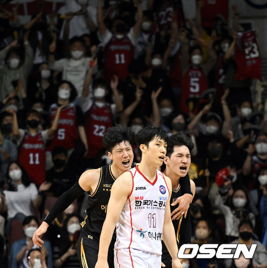 안양 KGC인삼공사가 10일 오후 안양체육관에서 열린 2021-2022 KGC인삼공사 정관장 프로농구 6강 플레이오프 1차전 대구 한국가스공사와의 경기에서 78-72로 승리했다.4쿼터 KGC인삼공사 문성곤(오른쪽)이 슛을 성공시킨 뒤 기뻐하고 있다. 2022.04.10 /cej@osen.co.kr