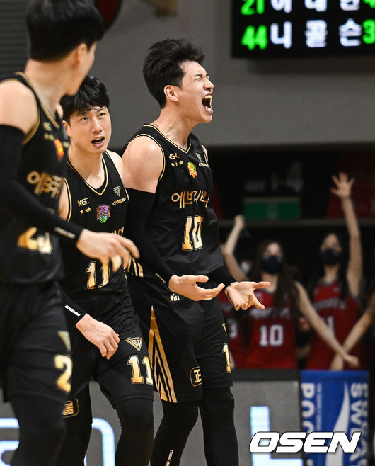 4쿼터 KGC인삼공사 문성곤이 슛을 성공시킨 뒤 포효하고 있다. 2022.04.10 /cej@osen.co.kr
