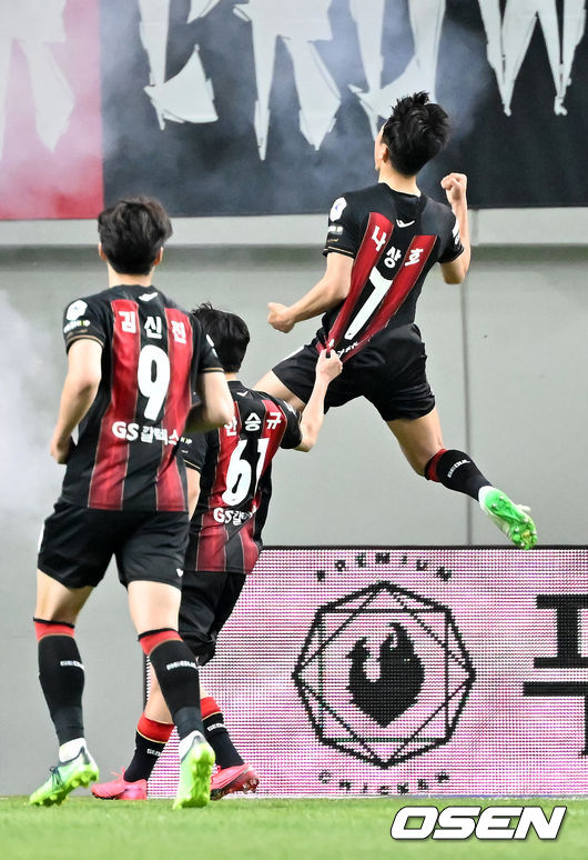 후반 서울 나상호가 페널티킥에 성공한 후 날아오르며 기뻐하고 있다. 2022.04.10 /rumi@osen.co.kr