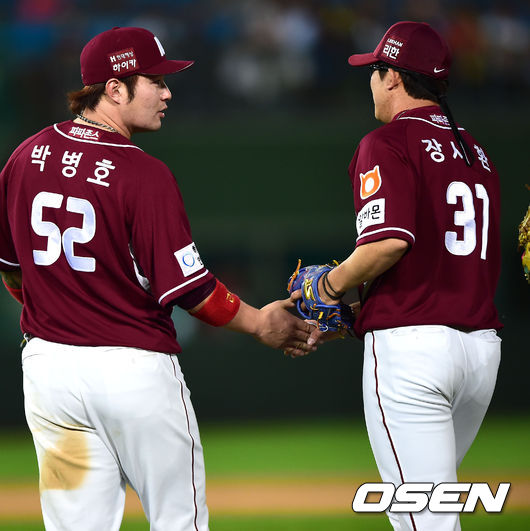 넥센 시절 박병호와 장시환이 승리의 기쁨을 나누고 있다. 2014.05.17 /OSEN DB