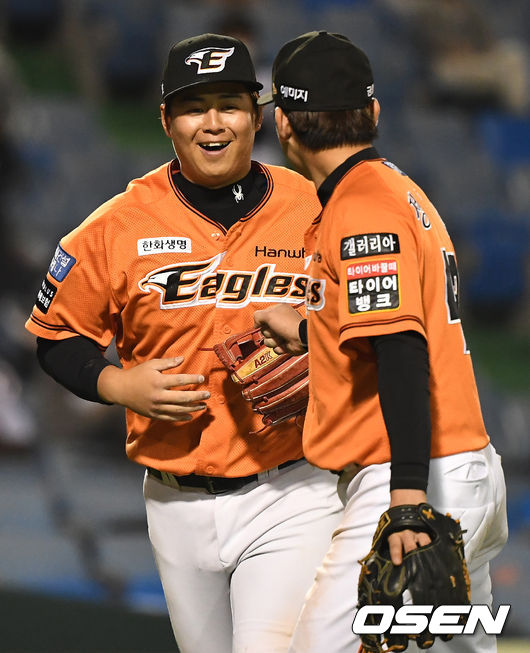 한화 노시환이 정은원을 바라보며 미소짓고 있다. 2021.05.21 /OSEN DB