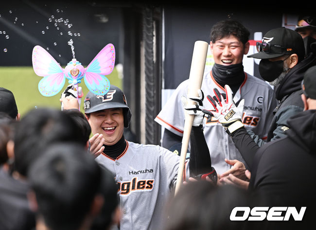 한화 노시환이 홈런을 친 뒤 덕아웃에서 비눗방울을 뿜으며 기뻐하고 있다. 2022.03.21 /OSEN DB