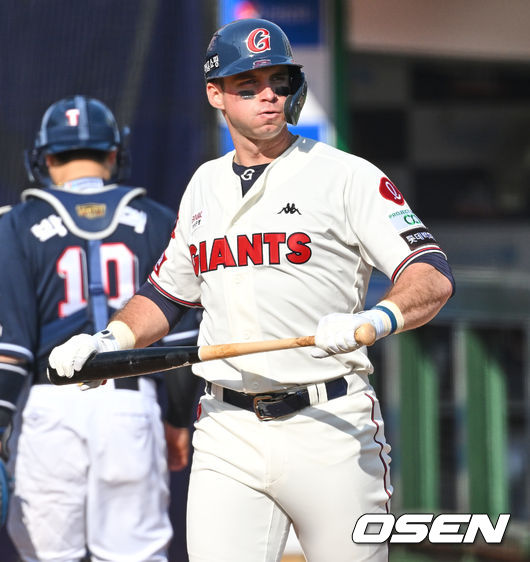 롯데 자이언츠 피터스가 6회말 2사 1,2루 두산 이영하에게 삼진 아웃당하고 아쉬워하고 있다. 2022.04.10 / foto0307@osen.co.kr