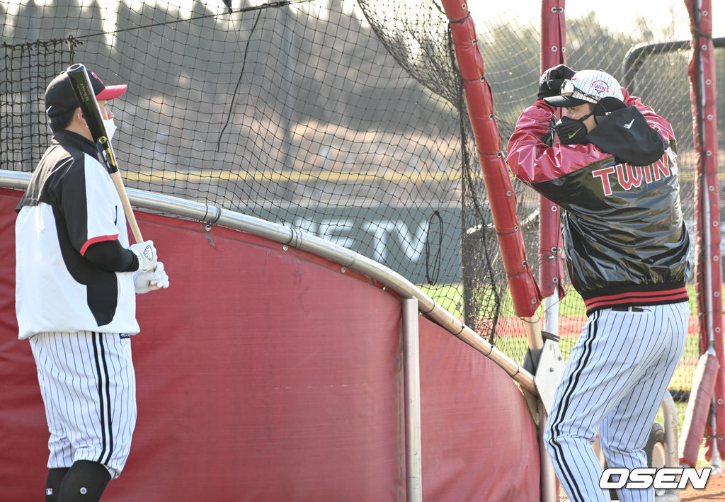 LG 이호준 코치가 유강남에게 타격 지도를 하고 있다. 2022.02.04 /  soul1014@osen.co.kr