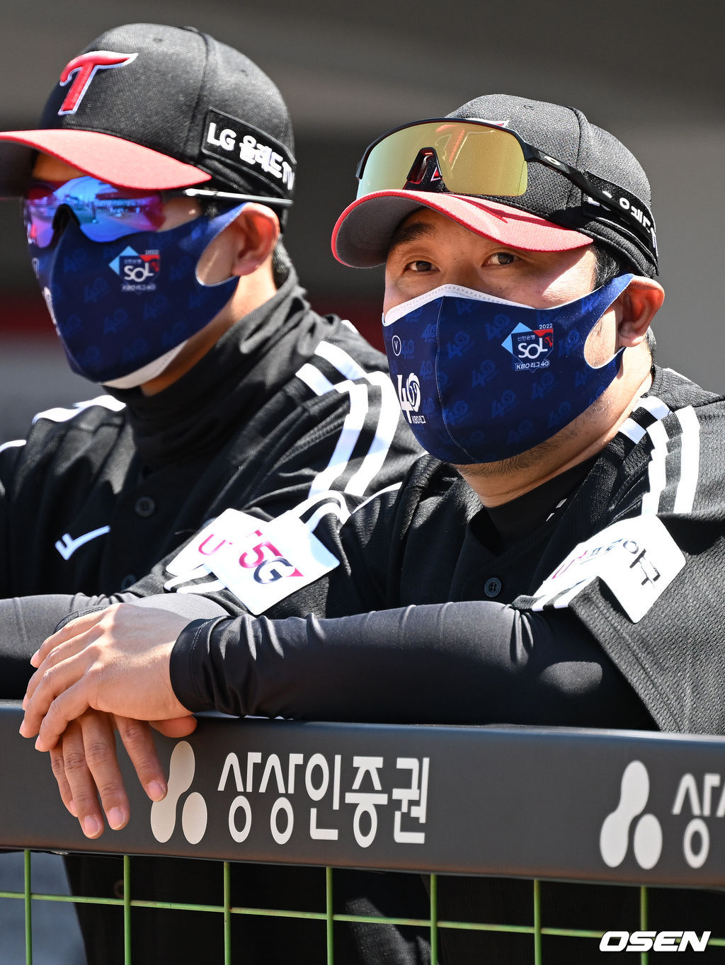 LG 트윈스가 기분좋은 개막전 승리를 따냈다. LG는 2일 광주-기아 챔피언스필드에서 열린 '2022 신한은행 SOL KBO리그' KIA 타이거즈와의 개막전에서 선발 아담 플럿코의 눈부신 호투와 서건창의 3타점 2루타, 채은성의 솔로포를 앞세워 9-0으로 승리했다.경기에 앞서 LG 이호준 코치가 그라운드를 바라보고 있다. 2022.04.02 /sunday@osen.co.kr