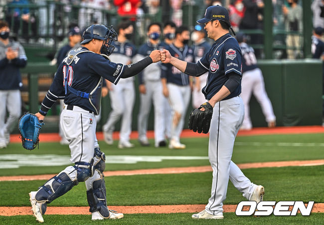 두산 베어스 임창민이 연장 11회 승부끝에 롯데에 4-3으로 승리한 후 박세혁과 하이파이브를 하고 있다. 2022.04.10 / foto0307@osen.co.kr