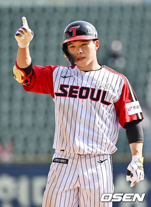 4회말 2사 주자 3루 LG 문성주가 우익수 앞 재역전 1타점 적시타를 날린 후 1루에서 세리머니를 하고 있다. 2022.04.10 /rumi@osen.co.kr