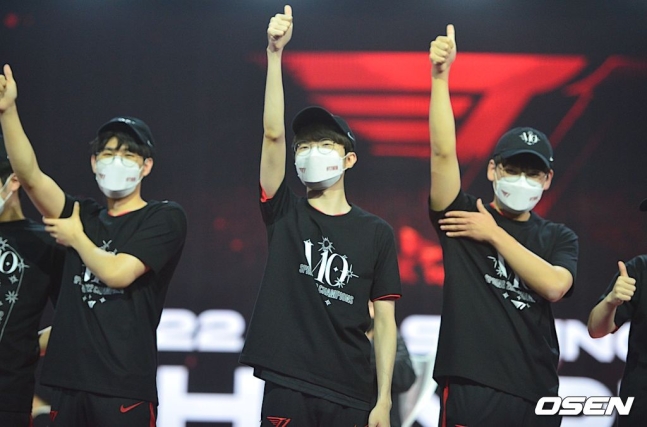 T1 주장 '페이커' 이상혁(가운데).