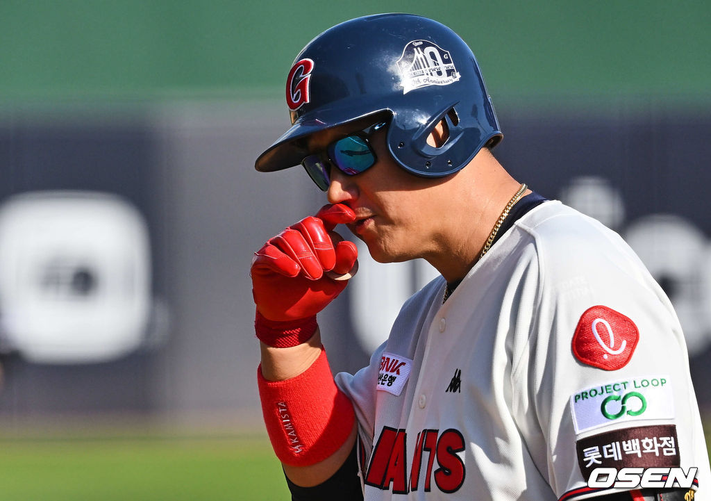 이대호가 10일 두산전에서 7회 중전 안타를 치고 손가락 세리머니를 하고 있다.