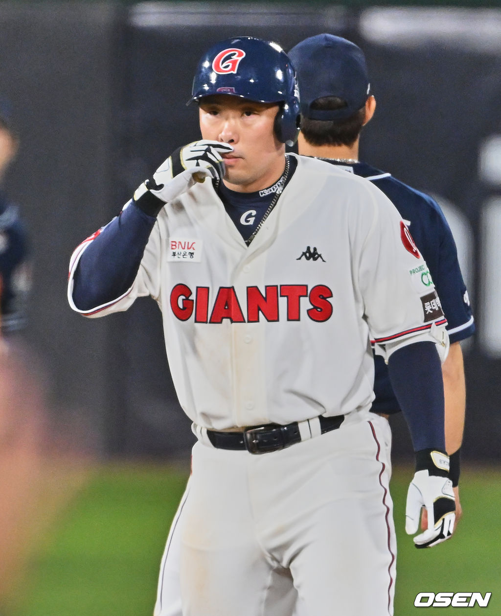 안치홍이 8일 개막전에서 2루타를 치고 손가락 세리머니를 하고 있다.