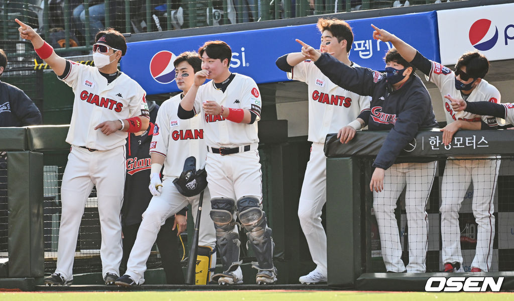 9일 부산 사직 두산전에서 롯데 선수들이 1회말 이대호의 적시타 때 세리머니를 하고 있다.