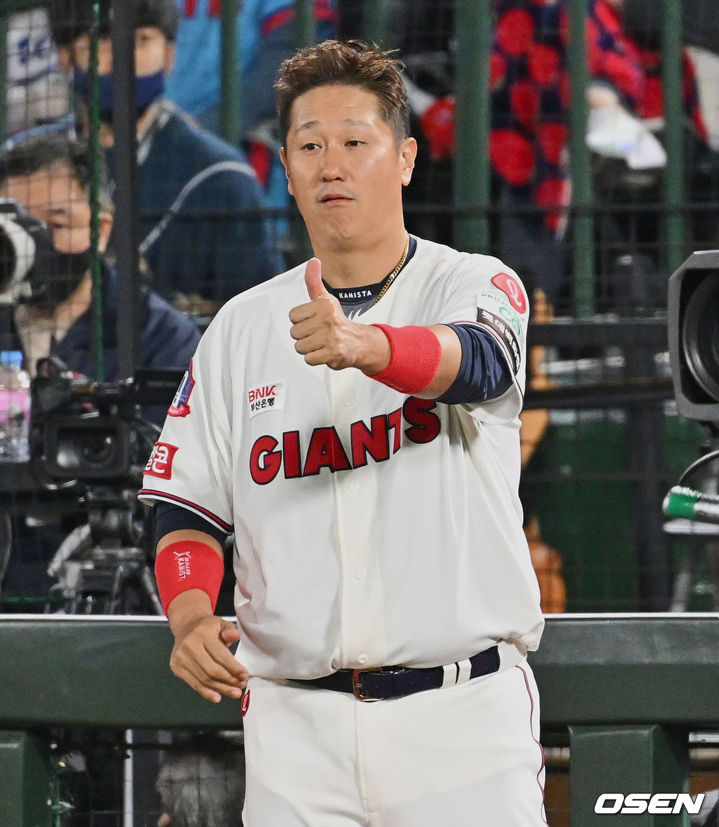 9일 이대호가 후배 선수들의 멋진 플레이에 엄지척을 하고 있다. 