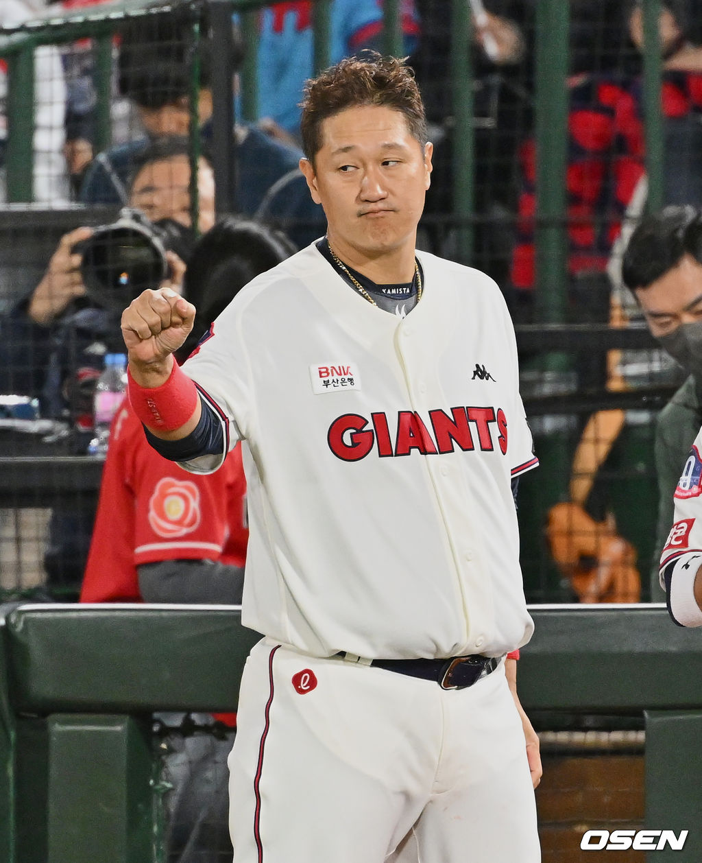 이대호가 8회초 수비를 끝낸 후배들과 하이파이브를 하기위해 주먹을 불끈 쥐고 있다.