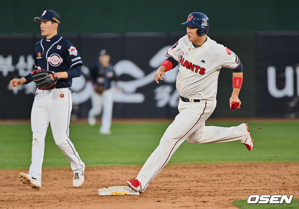 8일 두산과의 경기에서 4회말 한동희의 중전 안타때 2루를 돌아 전력질주하고 있다.