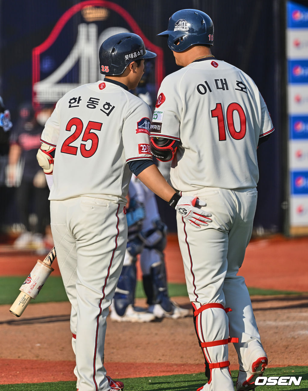 미래의 롯데 4번타자 한동희가 조선의 4번타자 이대호의 엉덩이를 토닥거리고 있다.