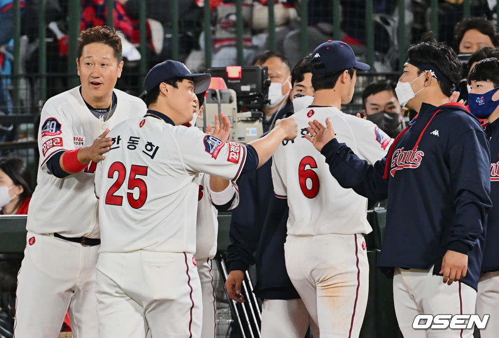 후배들을 가장 먼저 더그아웃에서 맞이하는 이대호