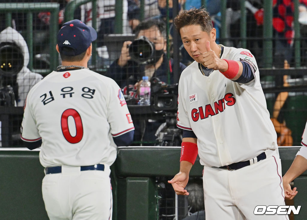 이대호가 8회초를 무실점으로 잡은 김유영에게 엄지척을 하고 있다.