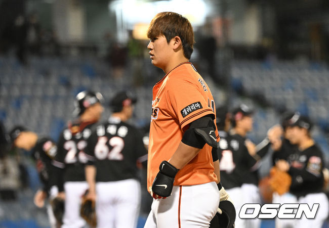 경기를 마치고 한화 정민규가 패배를 아쉬워하고 있다. 2022.04.08 /OSEN DB