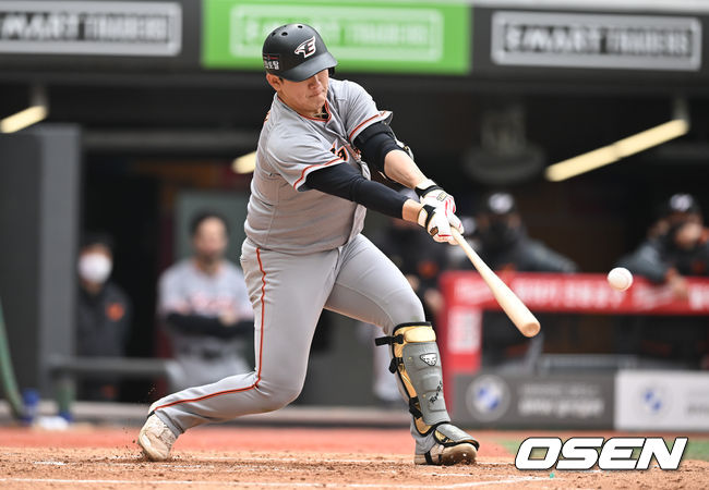 한화 정민규가 6회 동점 1타점 적시타를 날리고 있다. 2022.03.24 /OSEN DB
