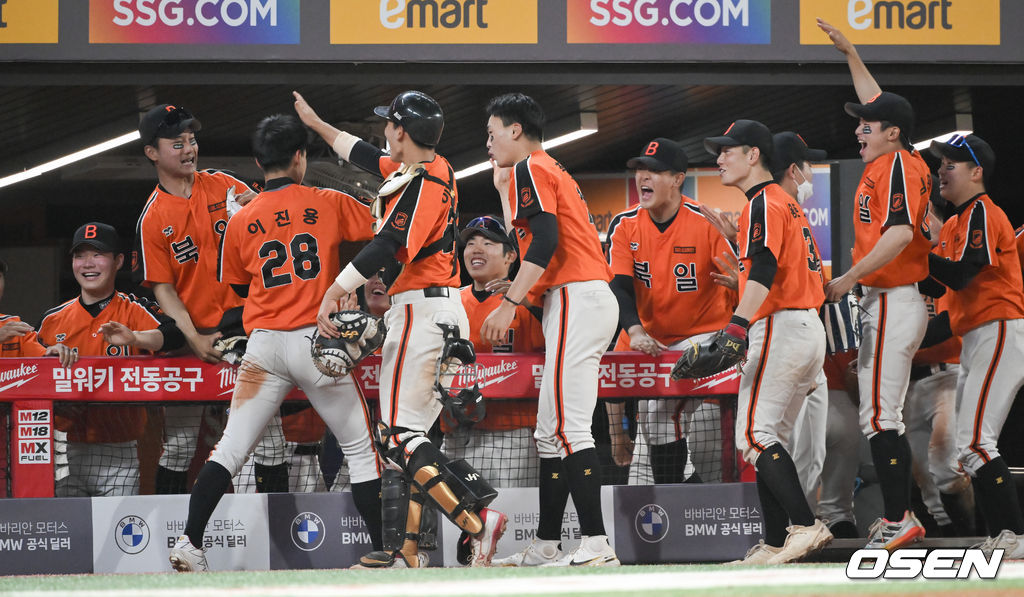 11일 오후 인천 SSG랜더스필드에서 2022 신세계 이마트배 전국고교야구대회 결승전 서울 장충고와 천안 북일고의 경기가 진행됐다.4회말 2사 1,3루 북일고 김종우의 역전타때 1루 주자 이준용이 홈쇄도하며 역전득점 성공한뒤 동료들과 함께 기뻐하고 있다. 2022.04.11 / soul1014@osen.co.kr