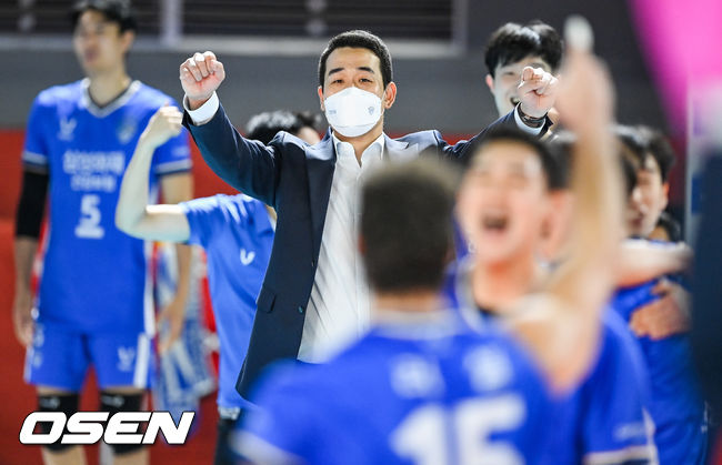 삼성화재 고희진 감독이 주먹을 쥐며 환호하고 있다. 2021.10.22 /OSEN DB