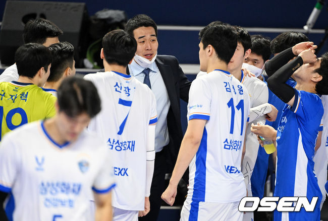 삼성화재 고희진 감독이 작전시간을 갖고 있다. 2022.03.29 /OSEN DB