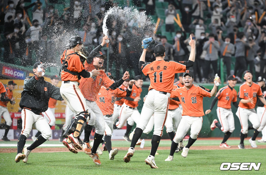 우승 확정 후 북일고 선수들이 기쁨을 나누고 있다. /OSEN DB