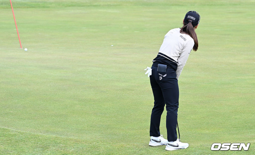 18번홀에서 버디퍼트 놓치는 이소미. 2022.04.10 /sunday@osen.co.kr