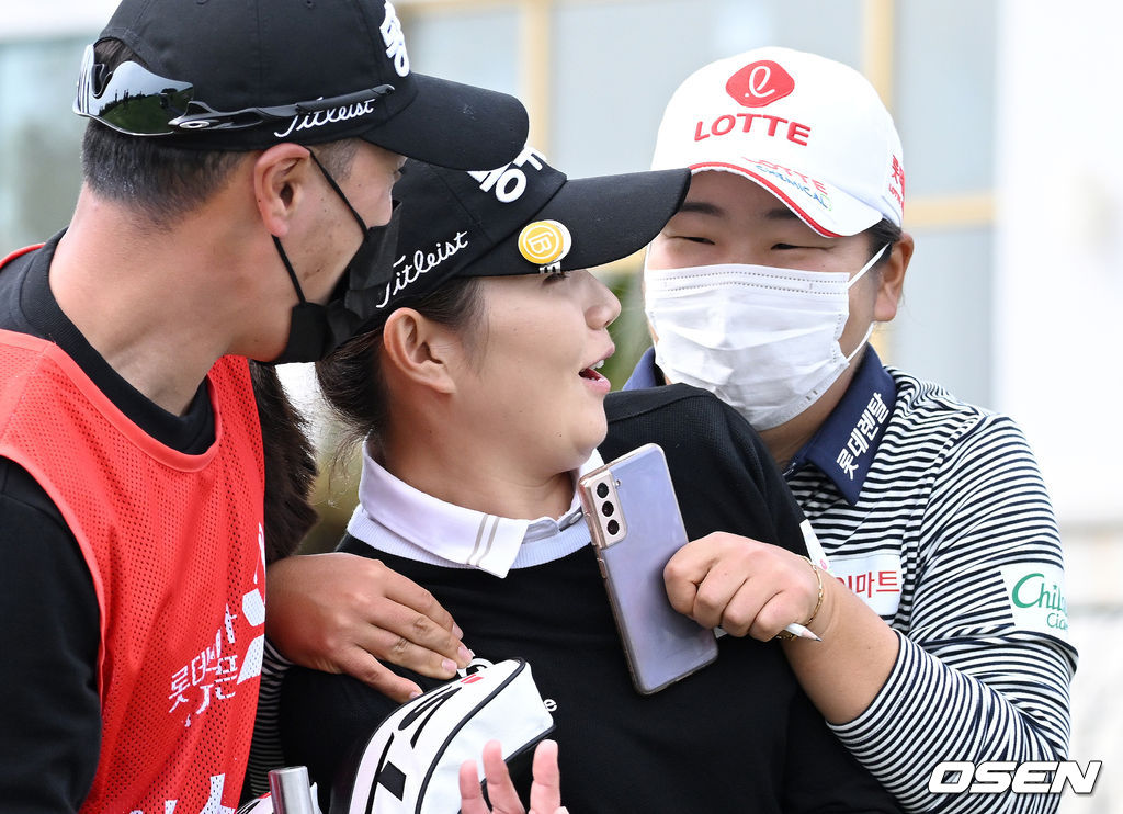 우승의 순간 장수연 와락 안은 하민송. 2022.04.10 /sunday@osen.co.kr