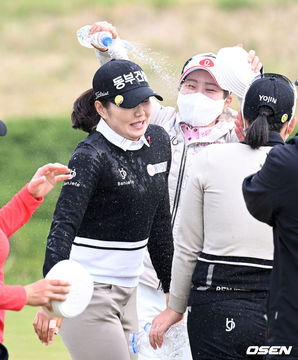 동료들에게 우승 축하 받는 장수연. 2022.04.10 /sunday@osen.co.kr