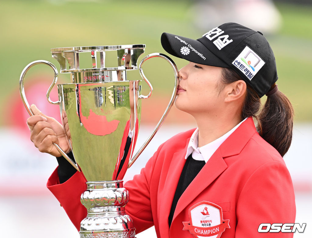 우승 트로피에 키스하는 장수연. 2022.04.10 /sunday@osen.co.kr