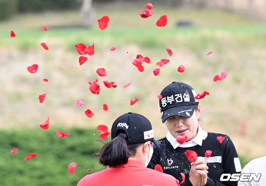 동료들에게 우승 축하 받는 장수연. 2022.04.10 /sunday@osen.co.kr