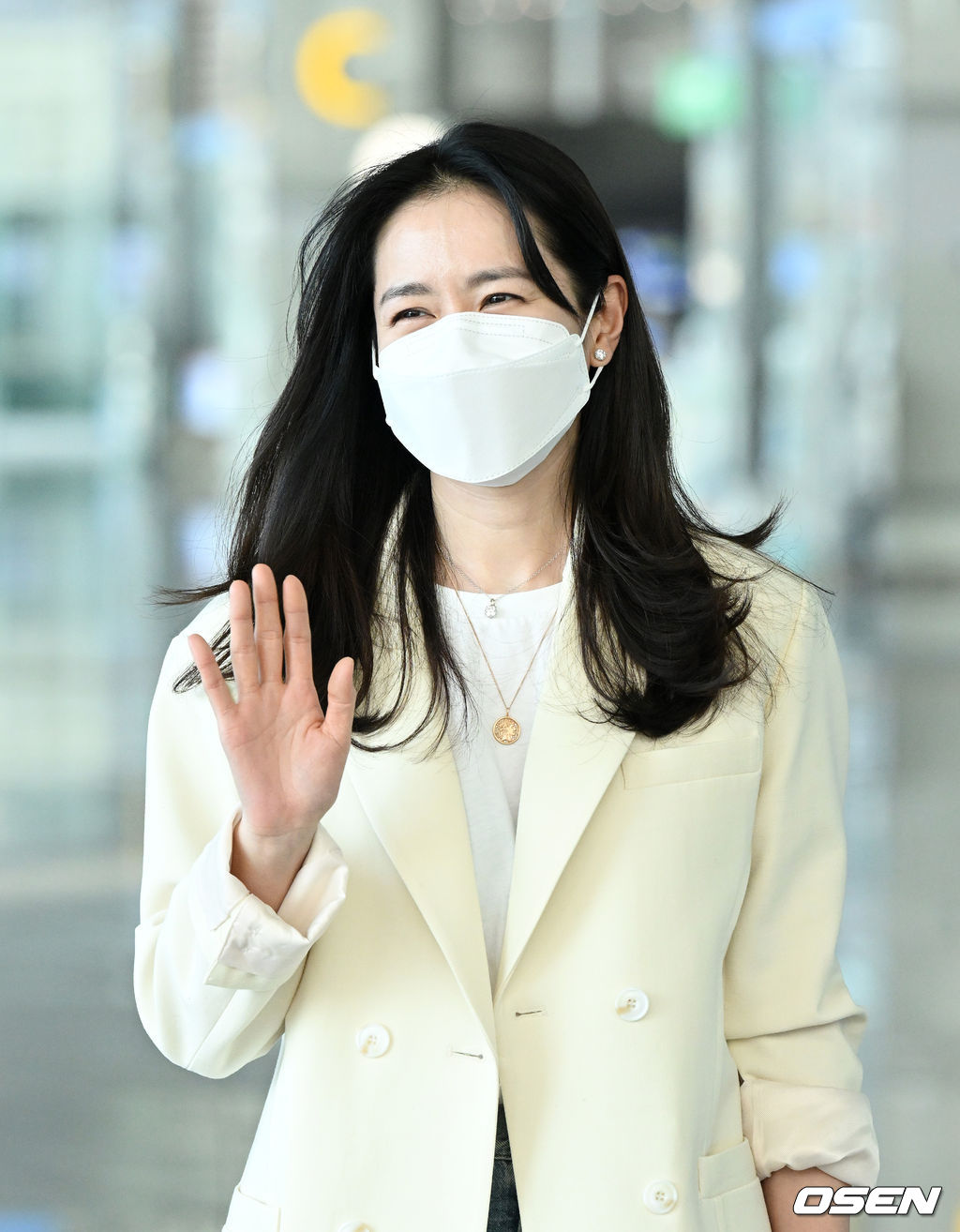 배우 손예진이 신혼여행을 떠나기 위해 출국장으로 향하고 있다. 2022.04.11 /cej@osen.co.kr